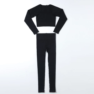 Détails à plat d'un ensemble de yoga noir sans couture avec haut court et legging taille haute