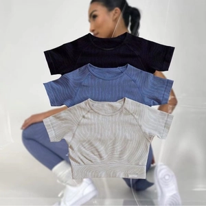 Women's seamless wave pattern yoga set with crop top and leggings in three stylish colors