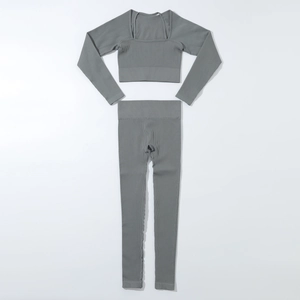 Ensemble de yoga sans couture gris côtelé avec haut à manches longues et legging taille haute