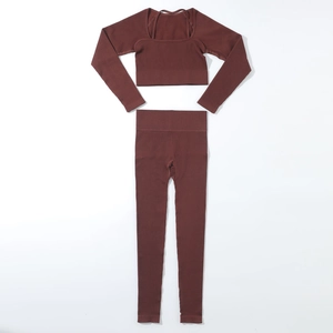 Ensemble de yoga sans couture avec haut court à manches longues et legging taille haute