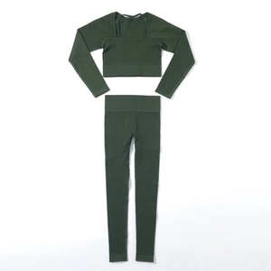 Détail d'un ensemble de yoga côtelé sans couture vert foncé avec haut et legging taille haute