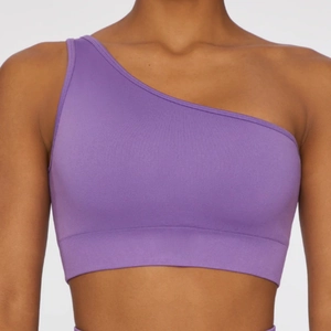 Dettaglio del reggiseno sportivo monospalla viola con trama a maglia elastica e fascia larga