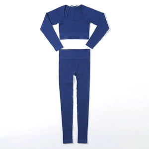 Détail de l'ensemble de yoga en tricot bleu roi avec haut court et legging moulant