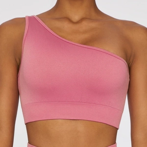 Dettaglio del reggiseno sportivo monospalla rosa in tessuto a maglia elasticizzato senza cuciture