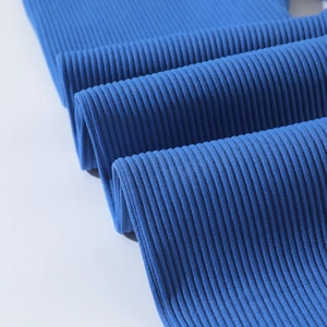 Vue macro de la texture du tissu en maille côtelée bleue pour tenue de yoga sans couture