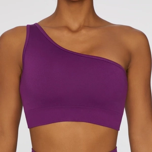 Dettaglio del reggiseno sportivo viola monospalla con trama in maglia e fascia elastica
