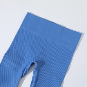 Détail du legging bleu roi à côtes avec taille haute élastique et maintien gainant