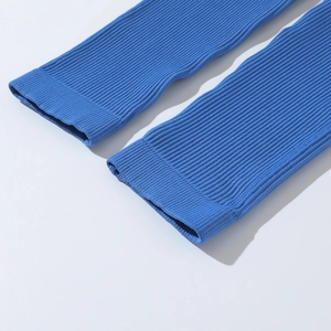Gros plan sur le tissu en maille côtelée bleu roi montrant la texture des vêtements de yoga