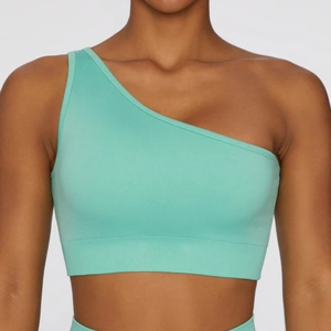 Dettaglio del reggiseno sportivo monospalla verde menta con ampia fascia a coste