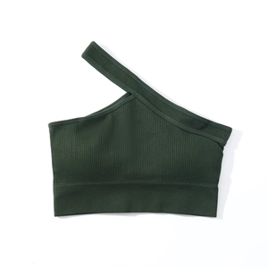 Détail de la brassière de sport côtelée sans couture vert foncé avec design à une épaule