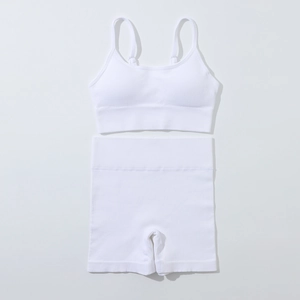 Vue détaillée de l'ensemble de yoga blanc côtelé avec brassière à bretelles et short taille haute