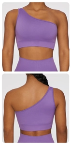 Dettaglio del reggiseno sportivo monospalla viola in tessuto a costine senza cuciture