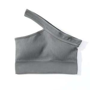 Gros plan détaillé du soutien-gorge de sport gris côtelé sans couture à une épaule