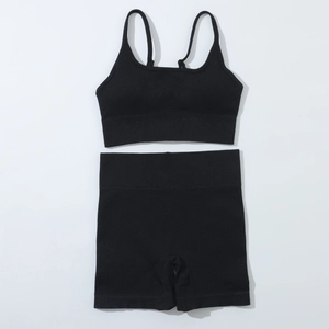 Ensemble de yoga noir côtelé sans couture avec brassière de sport et short à taille haute
