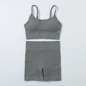 Ensemble de sport côtelé sans couture gris foncé avec brassière et short taille haute