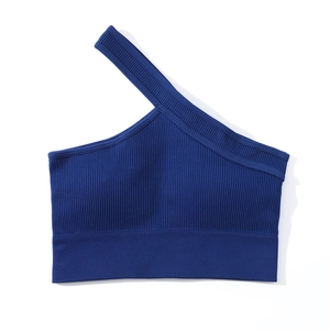 Détail d'un haut de yoga asymétrique bleu marine à côtes avec ourlet élastique et texture