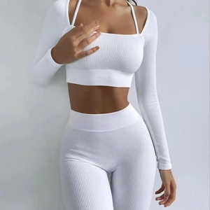 Ensemble de yoga blanc côtelé deux pièces avec haut court à manches longues et legging