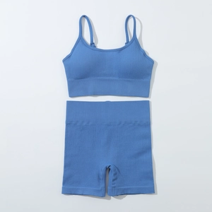 Gros plan détaillé sur l'ensemble soutien-gorge de sport et short de yoga bleu sans couture