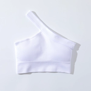 Gros plan détaillé de la brassière de sport blanche côtelée à une épaule en tissu élastique