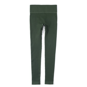 Détail du legging de yoga sans couture vert forêt à taille haute avec texture côtelée