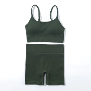 Ensemble de yoga vert forêt en maille côtelée sans couture avec brassière et short