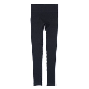 Gros plan du legging de yoga sans couture noir avec texture côtelée extensible