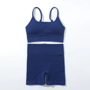 Détails de la texture côtelée de l'ensemble de yoga sans couture bleu marine et short