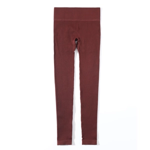 Détail de la texture en maille côtelée sur le legging de yoga bordeaux à taille haute