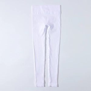 Détail du legging de yoga blanc en maille côtelée à taille haute et bande élastique