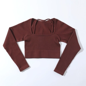 Nahtloses Strick-Yoga-Set in Dunkelrotbraun mit Langarm-Crop-Top und Rippenmuster