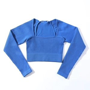 Detailansicht des hellblauen Langarm-Crop-Tops mit Rippenstrick und quadratischem Ausschnitt