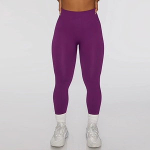 Detailed view of seamless high-waist yoga leggings in dark purple with body-shaping effect