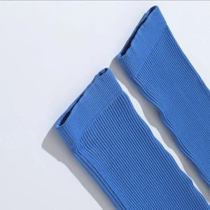 Gros plan détaillé sur la texture en maille côtelée bleu roi et l'ourlet de chaussettes