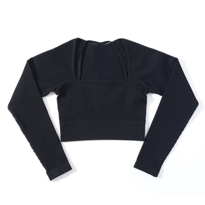 Detailansicht des schwarzen nahtlosen Yoga-Tops mit Rippstruktur und Lagen-Design