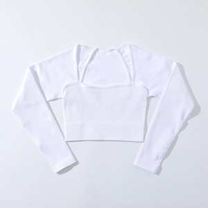 Detail des weißen Rippstrick-Materials bei diesem nahtlosen Yoga-Top und Bolero-Set