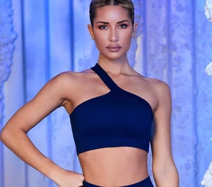 Brassière de sport asymétrique bleue marine côtelée pour le yoga et le fitness