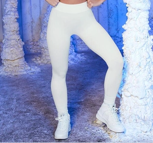Ensemble de yoga blanc sans couture avec legging taille haute et maille côtelée