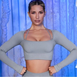 Graues nahtloses Ripp-Crop-Top mit Karree-Ausschnitt und Neckholder-Träger für Yoga