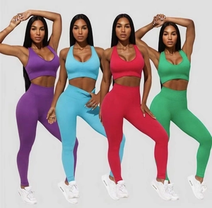 Détail d'un ensemble de yoga sans couture extensible avec brassière et legging taille haute