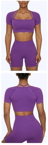 Détails de l'ensemble yoga violet côtelé avec bretelles croisées et short taille haute