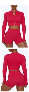 Détail de l'ensemble de yoga magenta sans couture avec haut zippé côtelé et short de sport