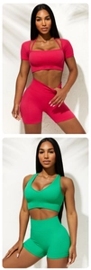 Détail d'ensembles de yoga côtelés avec crop top rose pêche et brassière de sport verte en V
