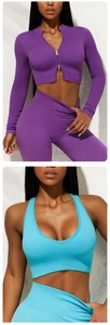 Détail d'un ensemble de yoga côtelé montrant le haut zippé violet et le soutien-gorge bleu