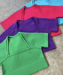 Hauts courts sans couture à manches courtes en bleu, rose, violet et vert, vue à plat
