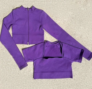 Détail de l'ensemble de yoga côtelé violet comprenant une veste zippée et un haut court