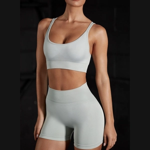 Vue latérale de l'ensemble de yoga côtelé vert menthe avec short taille haute