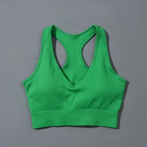 Détail d'un soutien-gorge de sport vert vif sans couture à fines côtes et dos nageur