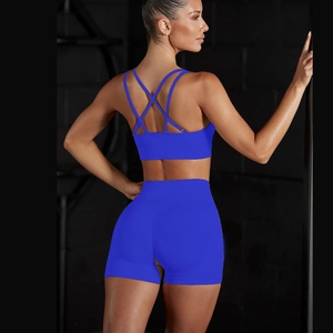 Détail du soutien-gorge de sport bleu roi sans couture avec dos croisé et short taille haute