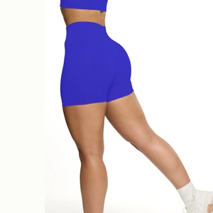 Gros plan sur un short de sport bleu roi à taille haute avec ceinture sculptante