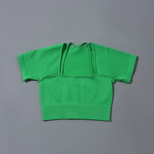 Détail d'un crop top vert en maille côtelée au design unique effet superposé